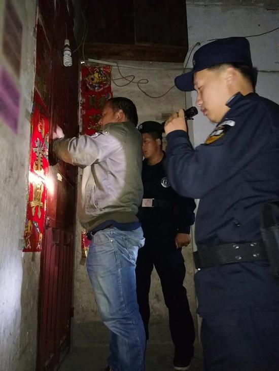 白云区粗心妈妈误将幼女锁家中 民警全城寻开锁师傅开门